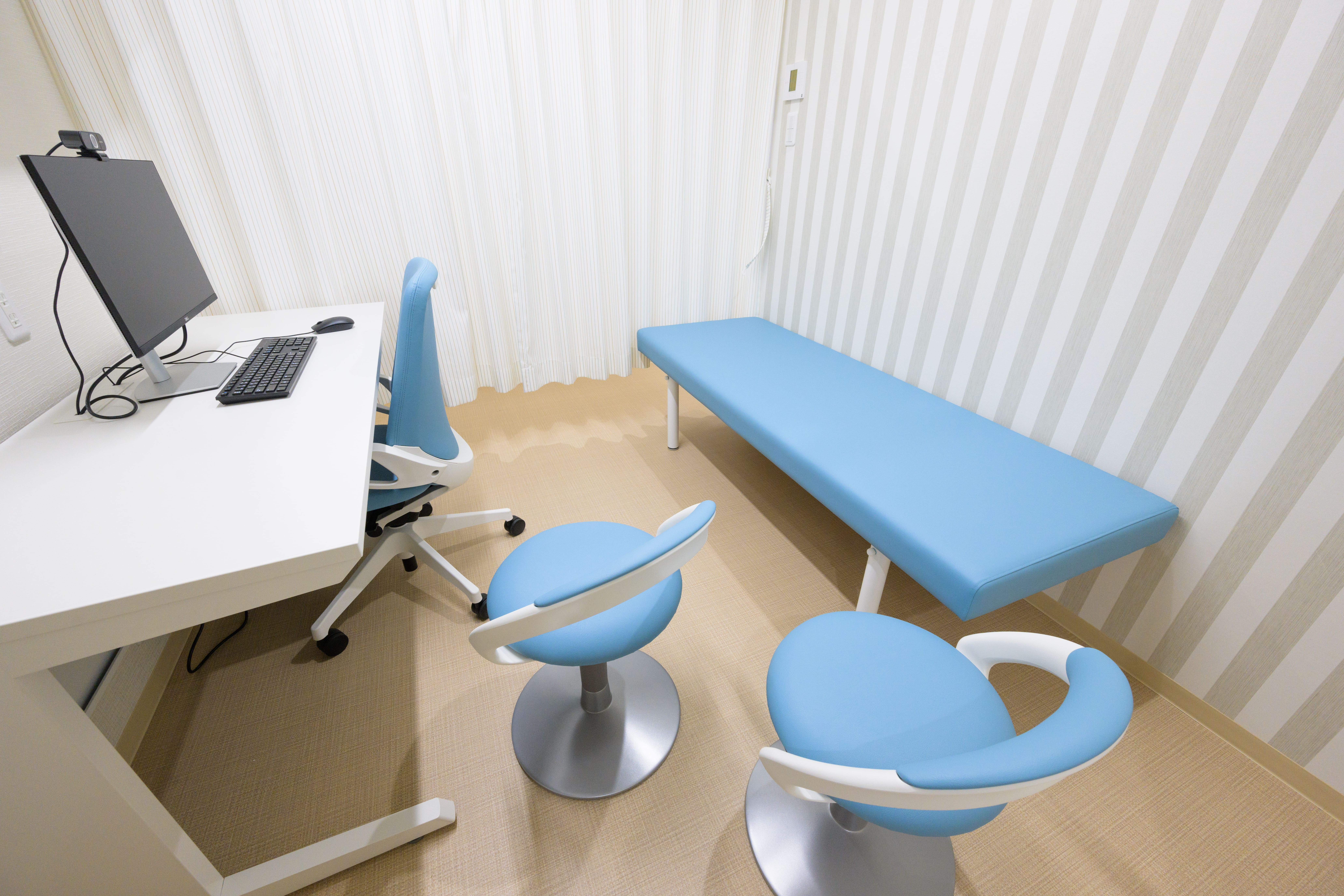 はまっここどもクリニックの医師による診察風景（横浜市都筑区センター北）